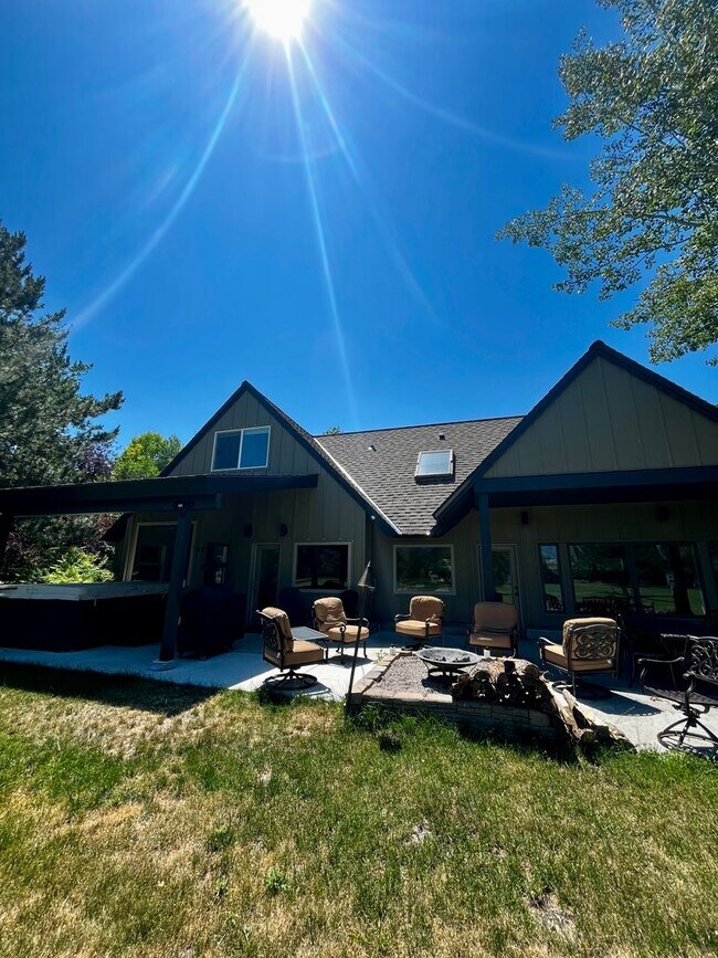Building Photo - Executive Rental on Riverside Country Club...