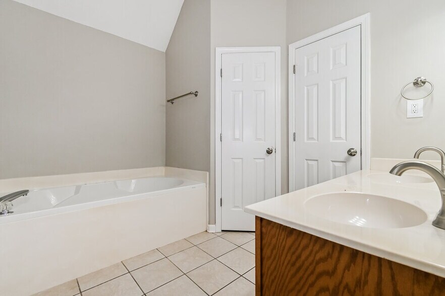 Building Photo - 1337 Pendulum Dr N