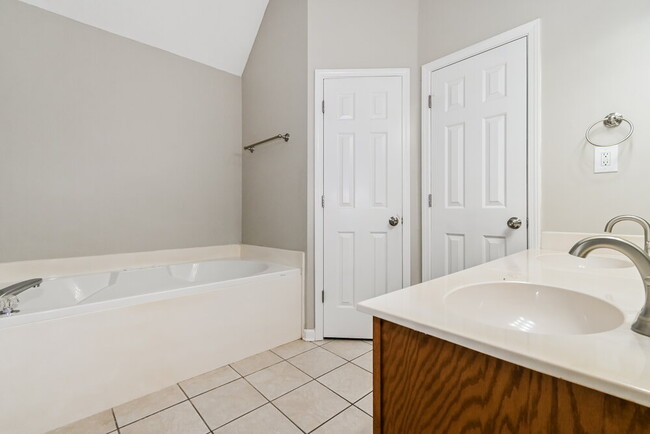 Building Photo - 1337 Pendulum Dr N