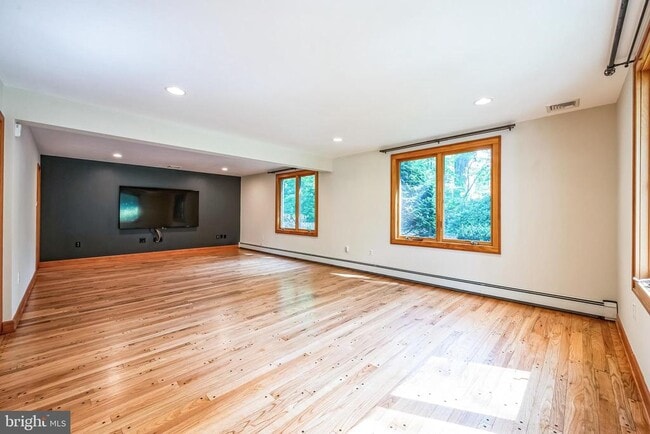 Building Photo - 3574 Glenway Rd