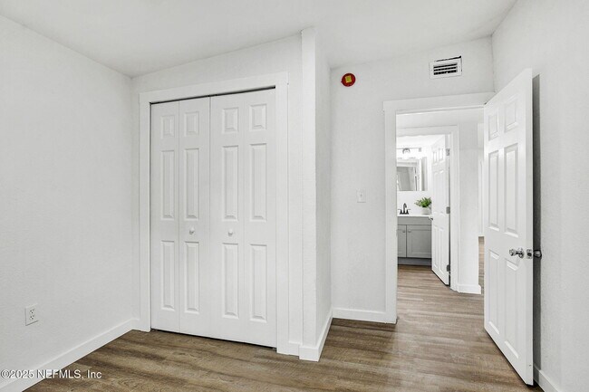 Building Photo - 1714 Brookview Dr S