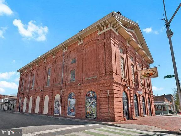 Building Photo - 869 Hollins St