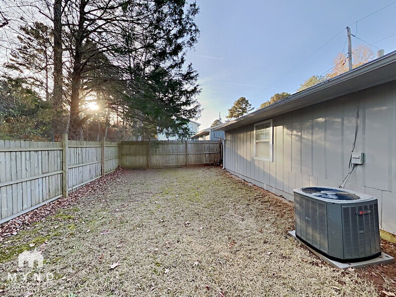 Building Photo - 2101 Mallard Way