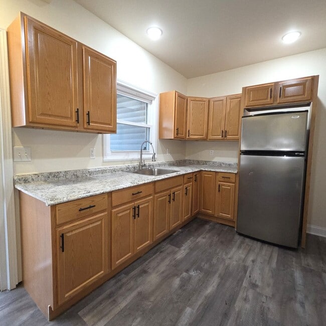 Building Photo - 3 bedroom with modern Kitchen