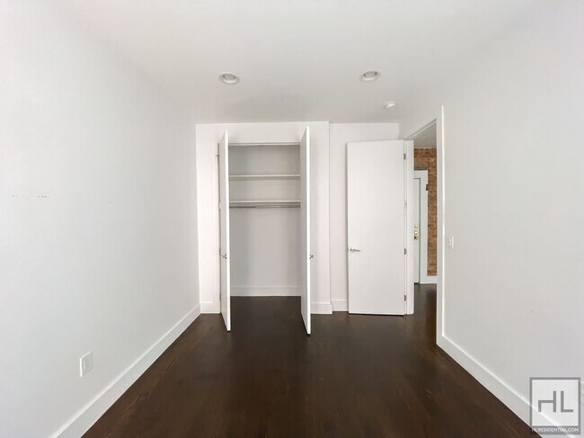 Building Photo - Renovated Spacious 1-Bed 1-Bath / West Cro...