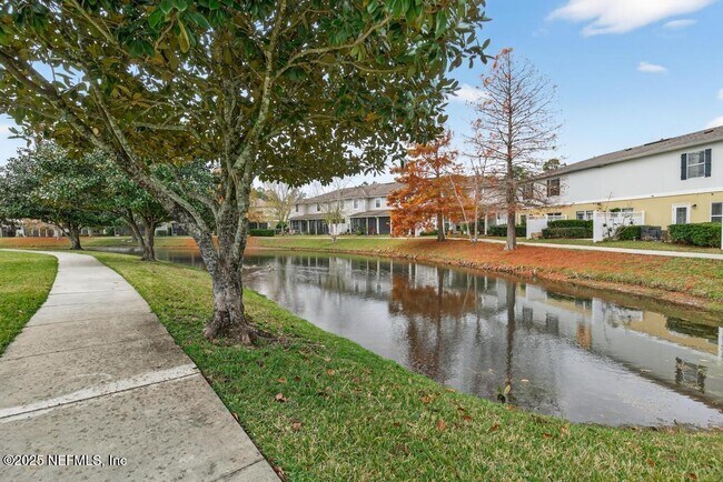 Building Photo - 411 Walnut Dr