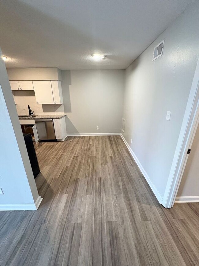 Building Photo - LIVE AT THE DEN THIS WINTER — FREE RENT + $995 SPECIAL