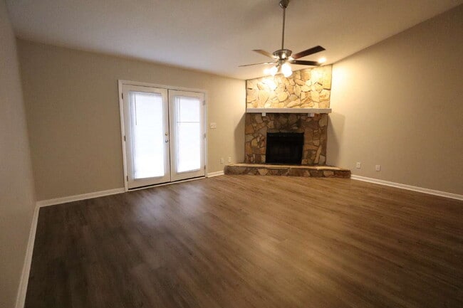Building Photo - "Charming 2-Bed Townhouse with Cozy Fireplace in Prime Fort Walton Beach Location!"
