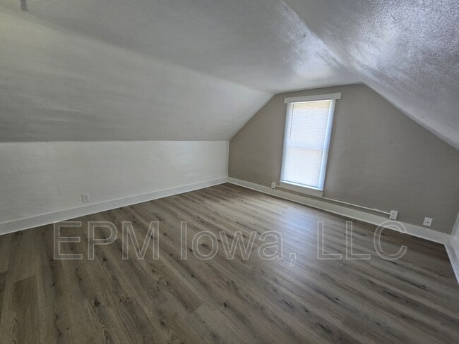 Building Photo - 740 W 11th St