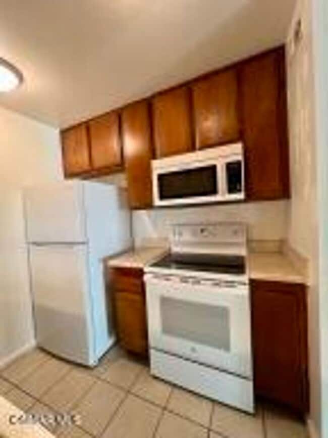 Building Photo - Charming single-story, end-unit condo loca...
