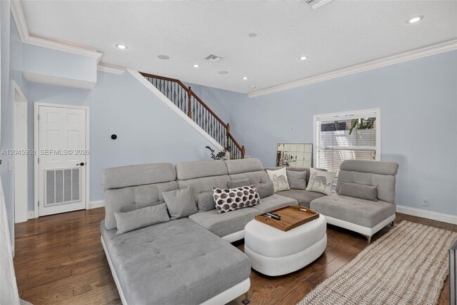 Building Photo - 542 N Cypress Dr