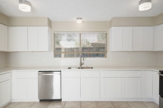 Building Photo - 16107 Grassy Creek Dr