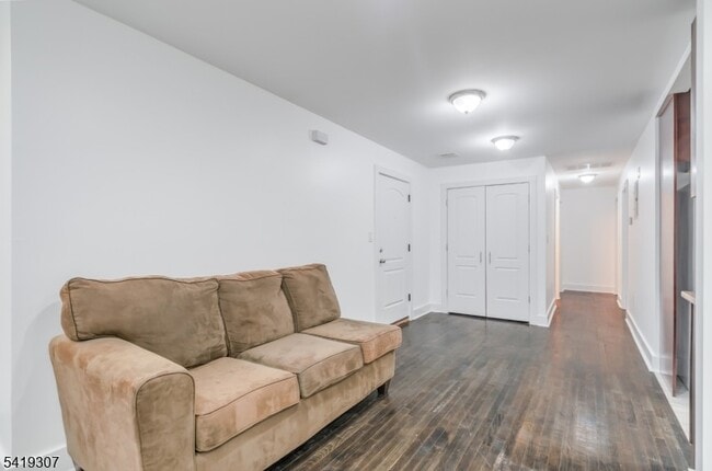 Building Photo - 860 Lyons Ave