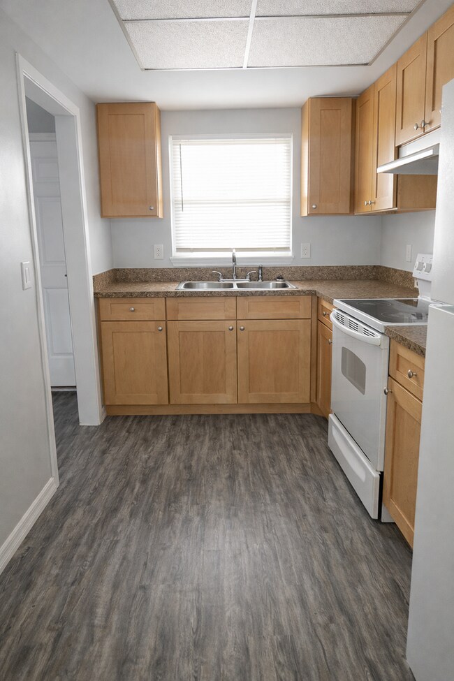 Building Photo - 2 bedroom 2 bathroom unit available now