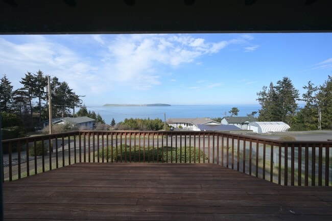 Building Photo - Beautiful water view home in Diamond Point...