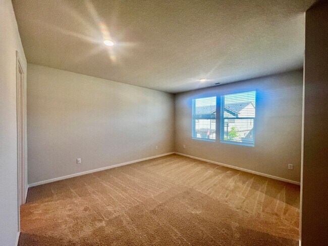 Building Photo - FREE RENT New Beauty! Location, location!!...