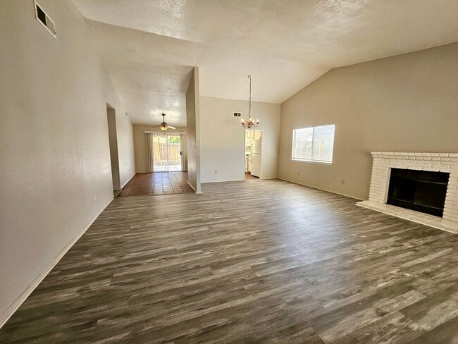 Building Photo - New Listing!