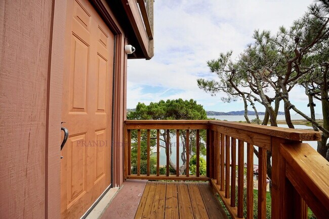 Building Photo - Amazing Unit in Water Front Strawberry Home