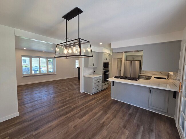 Building Photo - E. Ventura 4+2.5 Single Family Home w/ man...