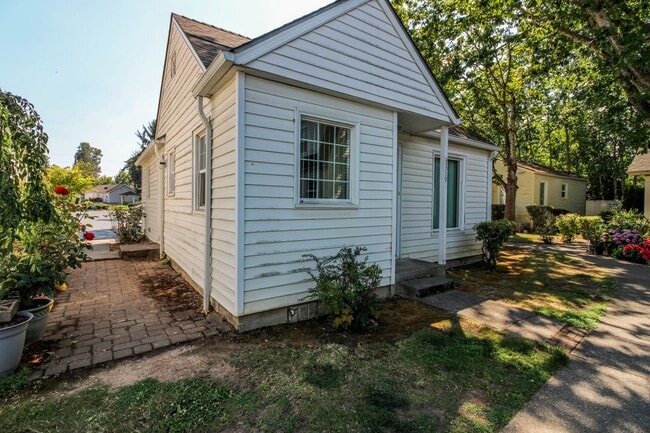 Building Photo - 3319 Williams Ave NE