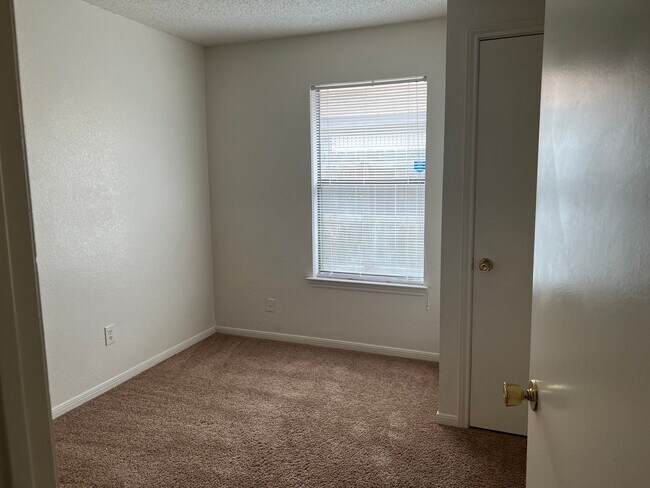 Building Photo - 402 Alpine St