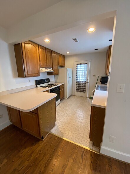 Kitchen - 112 N Peyton St