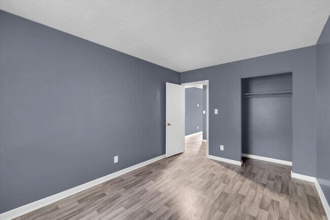 Building Photo - Spacious 1–3 Bedroom Apartments in South Louisville | Cedar Chase