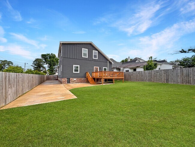 Building Photo - Newer Construction Meets Historic Cooper Young Charm • 5bd / 3ba