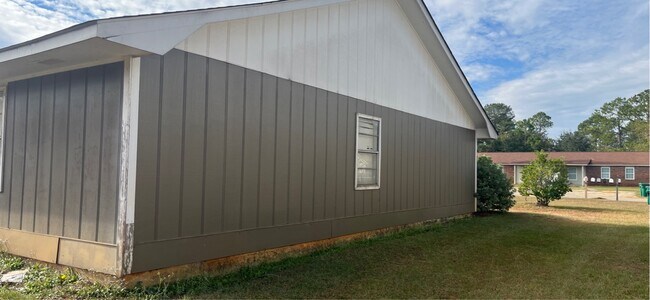 Building Photo - 310 Carriage Ln