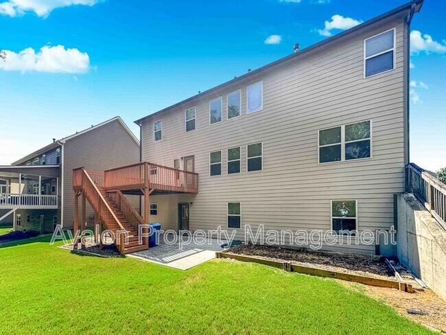 Building Photo - 2435 Manor View