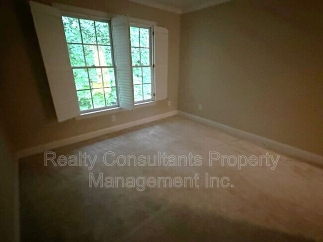 Building Photo - 11 Park Village Ln