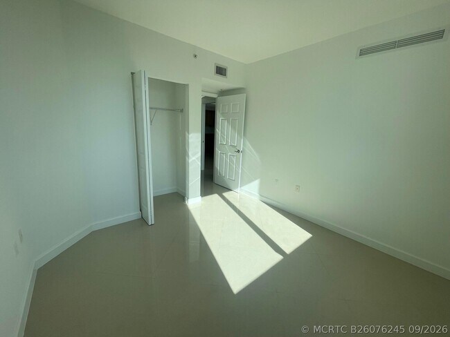 Building Photo - 1755 E Hallandale Beach Blvd