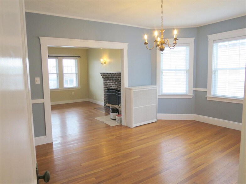 Building Photo - 1098 Fellsway