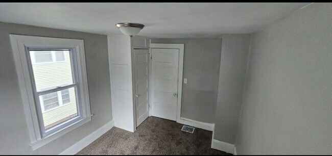 Building Photo - Charming 3-Bedroom Property in Prime Location
