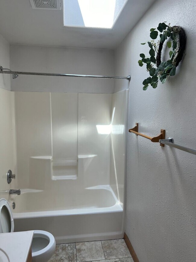 Building Photo - AVAILABLE NOW - BEAUTIFUL 6 bedroom home F...