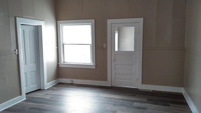 Building Photo - 207 W Oak St