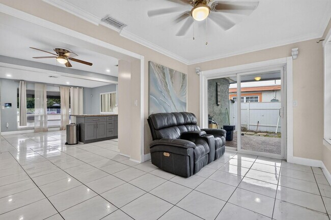 Building Photo - 2707 Bahama Dr