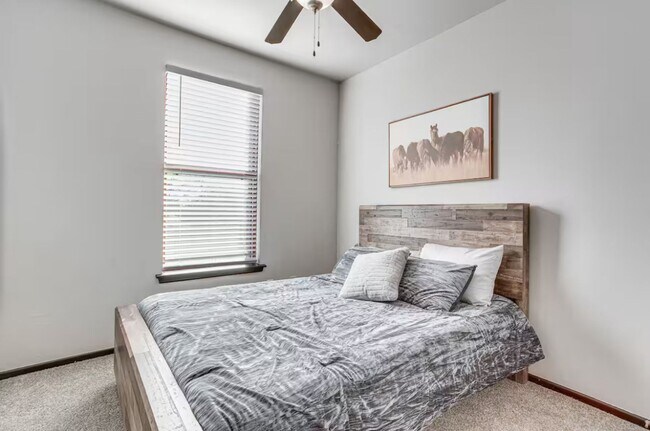 Building Photo - Large furnished Townhome in Norman!