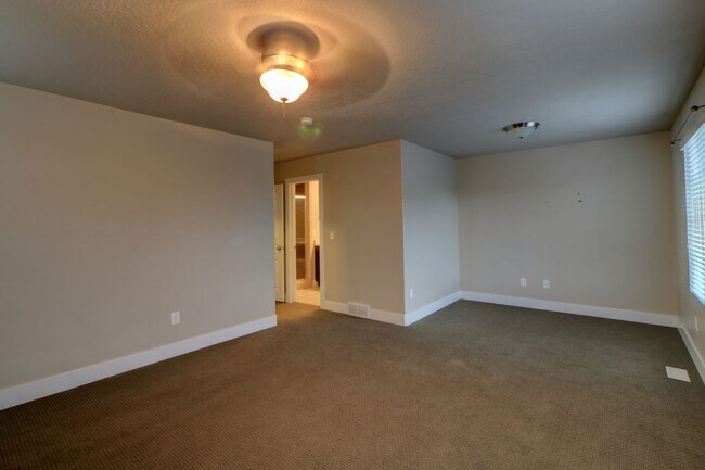 Building Photo - 3 bedroom Ivory Ridge Townhome