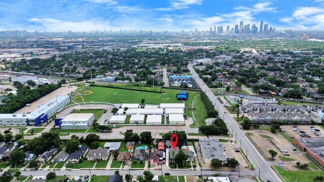 Building Photo - 1218 Des Jardines St