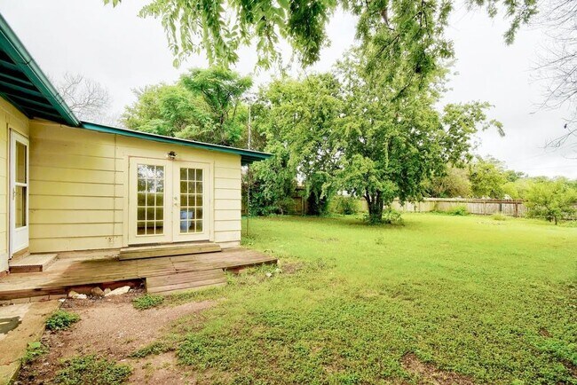 Building Photo - 505 Lbj Dr