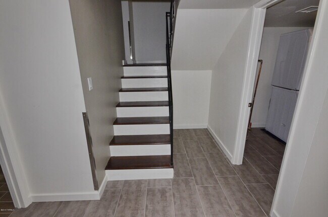 Building Photo - 614 N Medford Dr