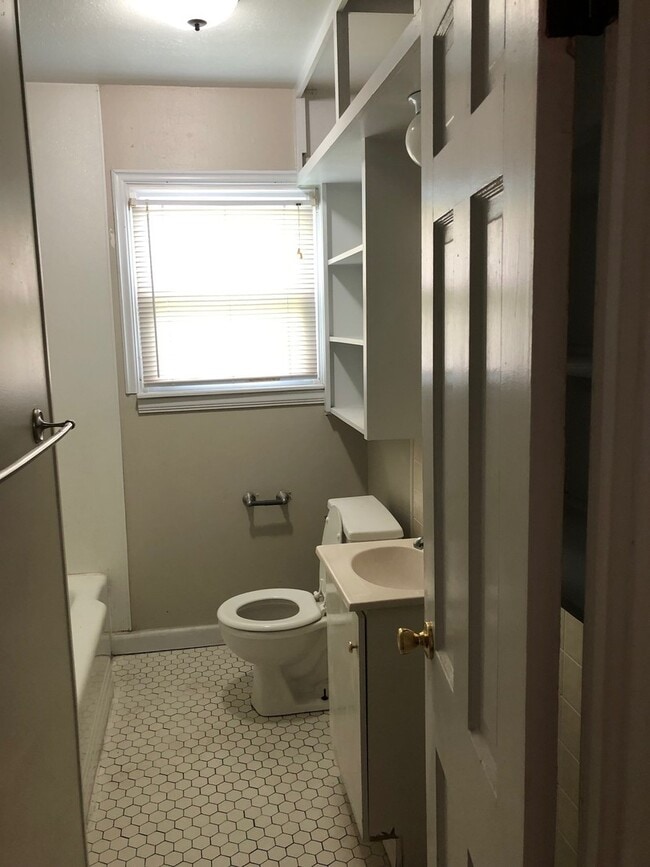 Building Photo - Cute 2 Bedroom, 1 Bath Home!