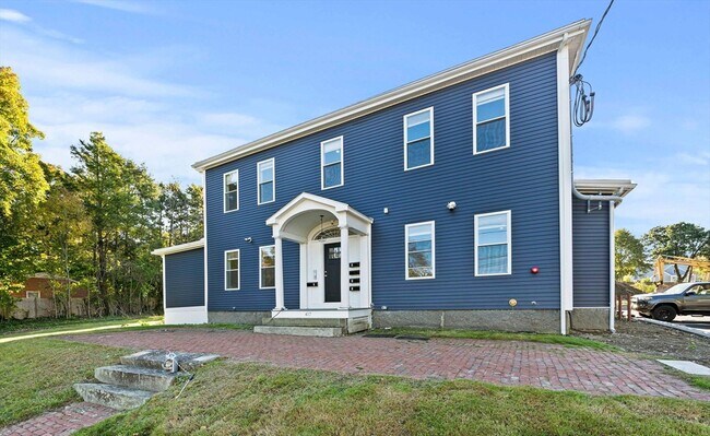 Building Photo - 417 Commercial St