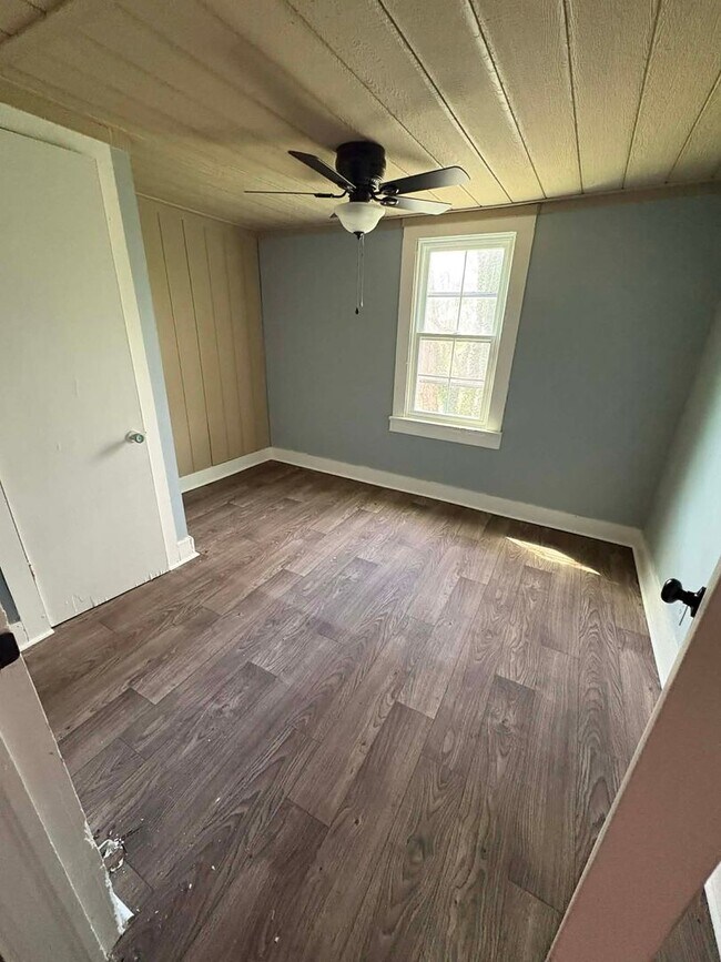 Building Photo - 205 - 205A