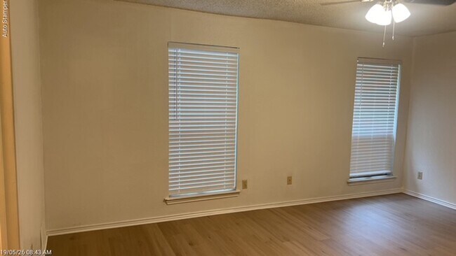 Building Photo - 6804 S Creek Dr