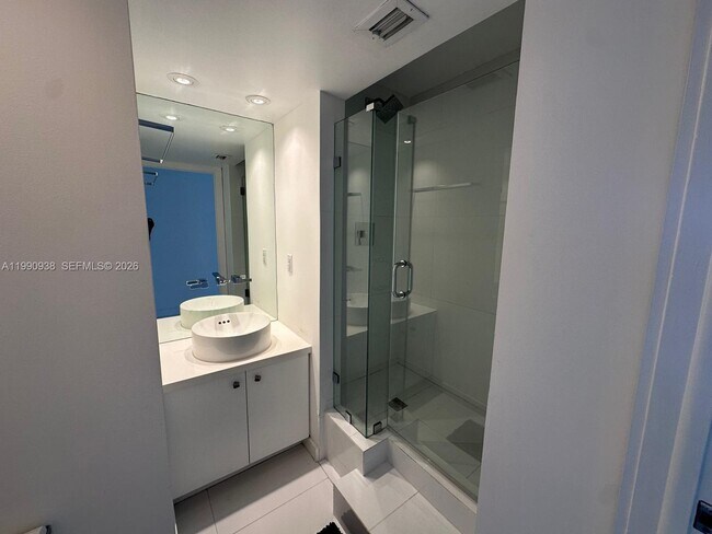 Building Photo - 2555 Collins Ave