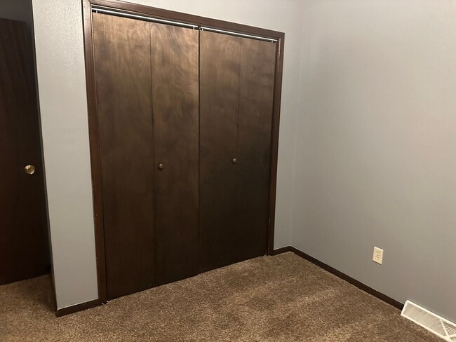 Building Photo - Spacious 3 BR/2 BA in nice north-side culdesac!