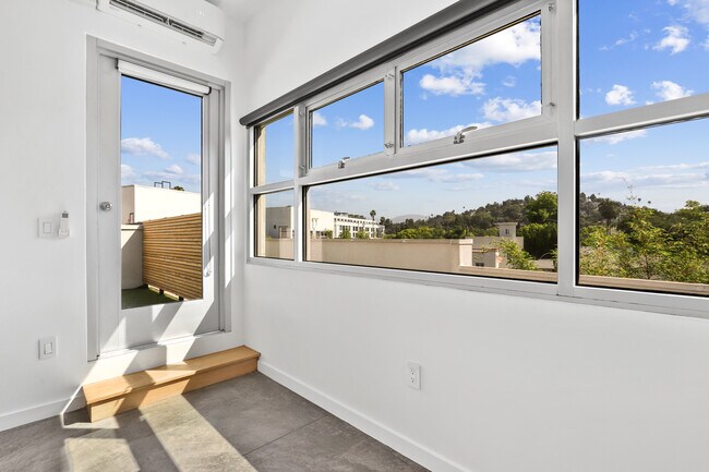 Building Photo - 4111 W Sunset Blvd
