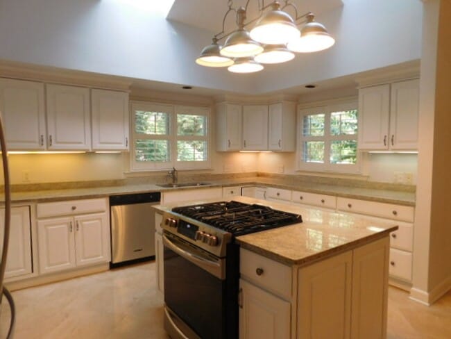 Building Photo - Expansive Unfurnished Spanish Wells Home Available for Rent